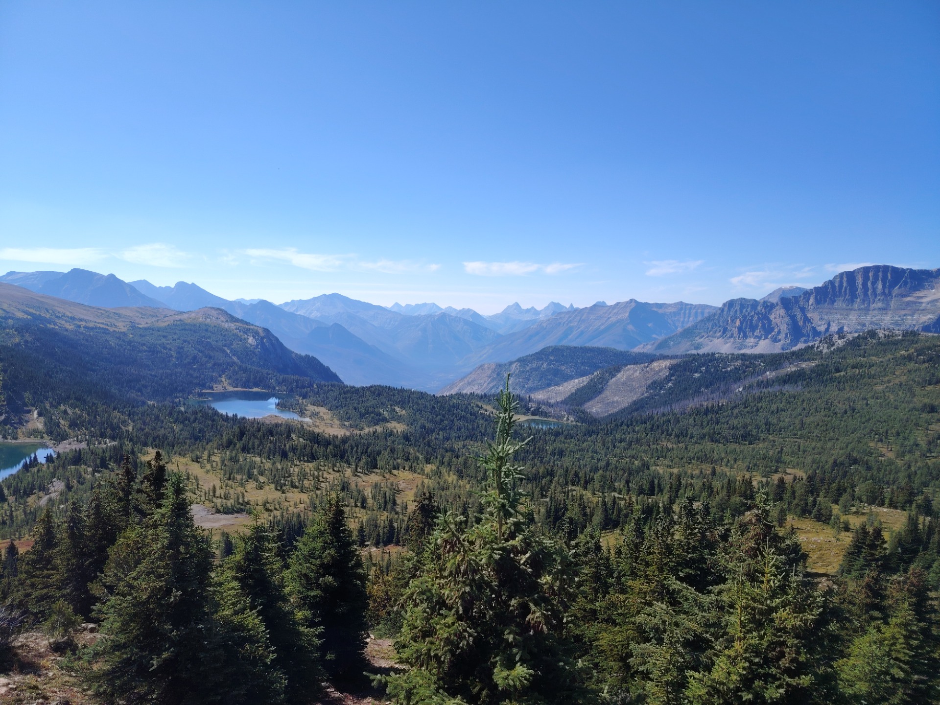 pohled zpět na všechny jezera z vrchu