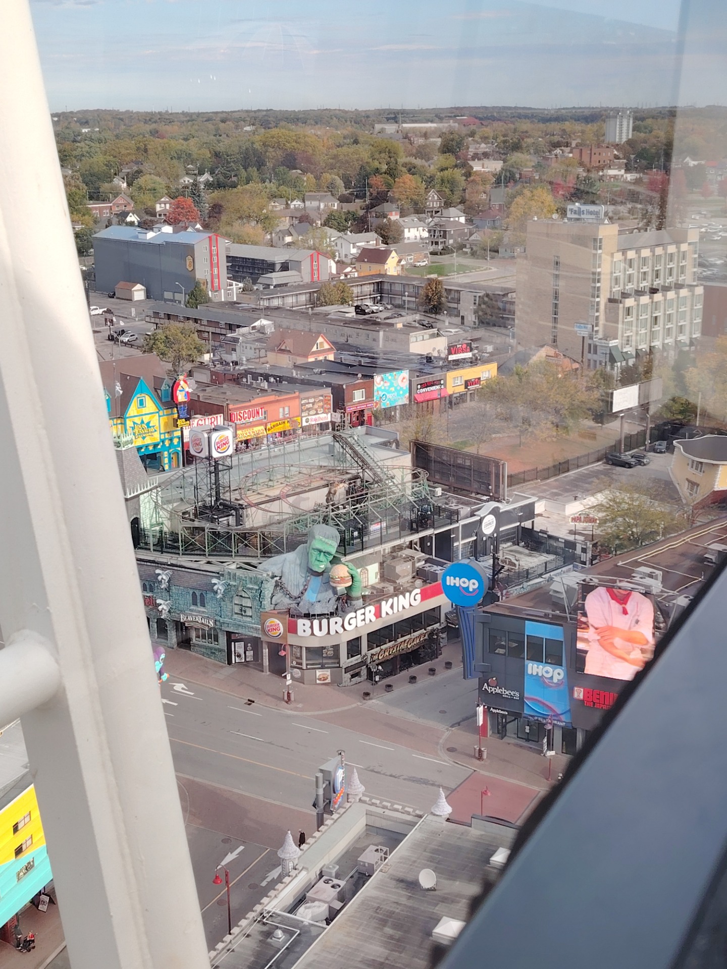 V půlce po pravé straně se dá vidět dům paní Láryfáry, což byl pro mě zážitek.