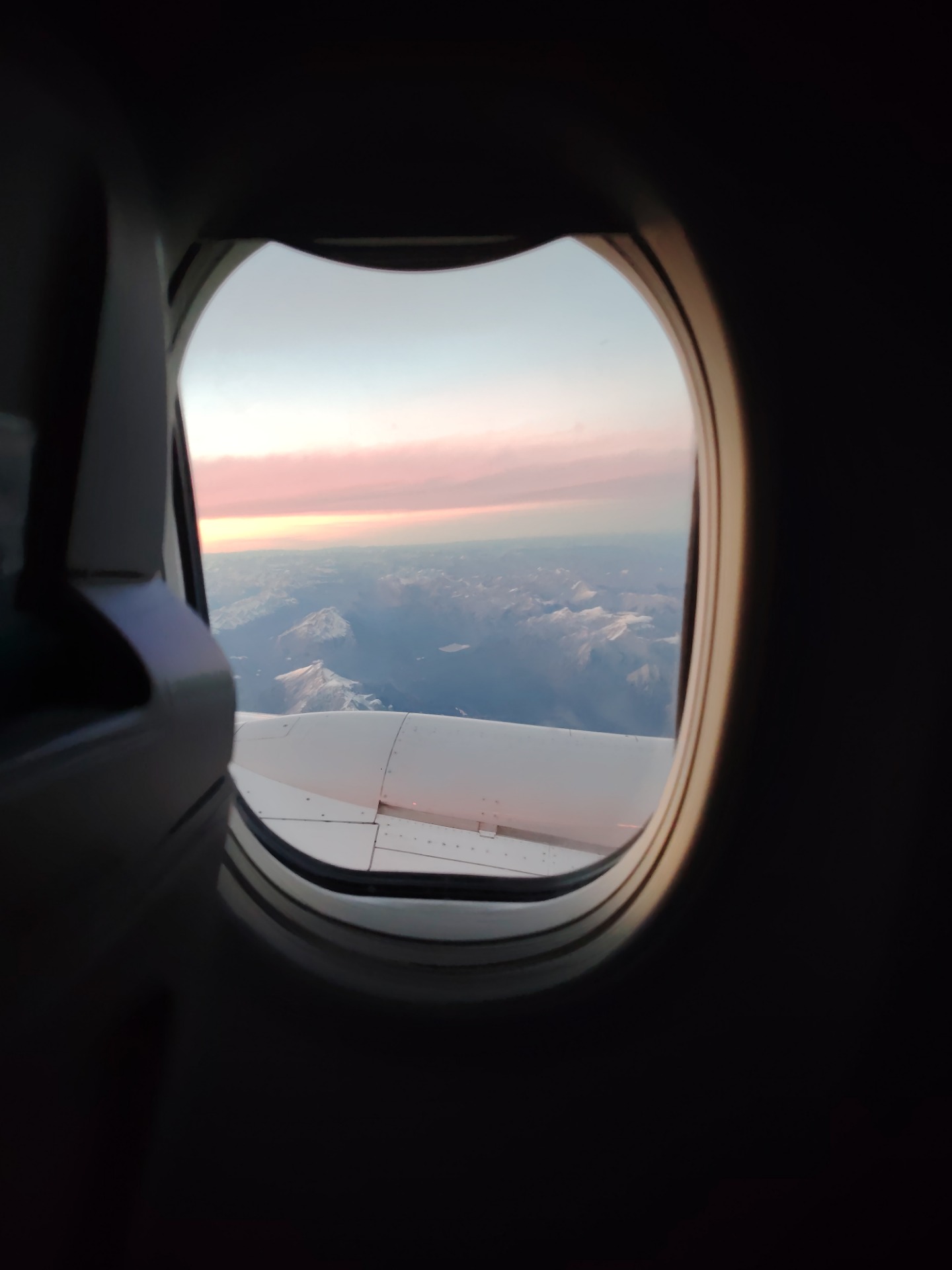 Pohled z výšky na můj dočasný domov, chvíli na to jsme proletěli červánkem.