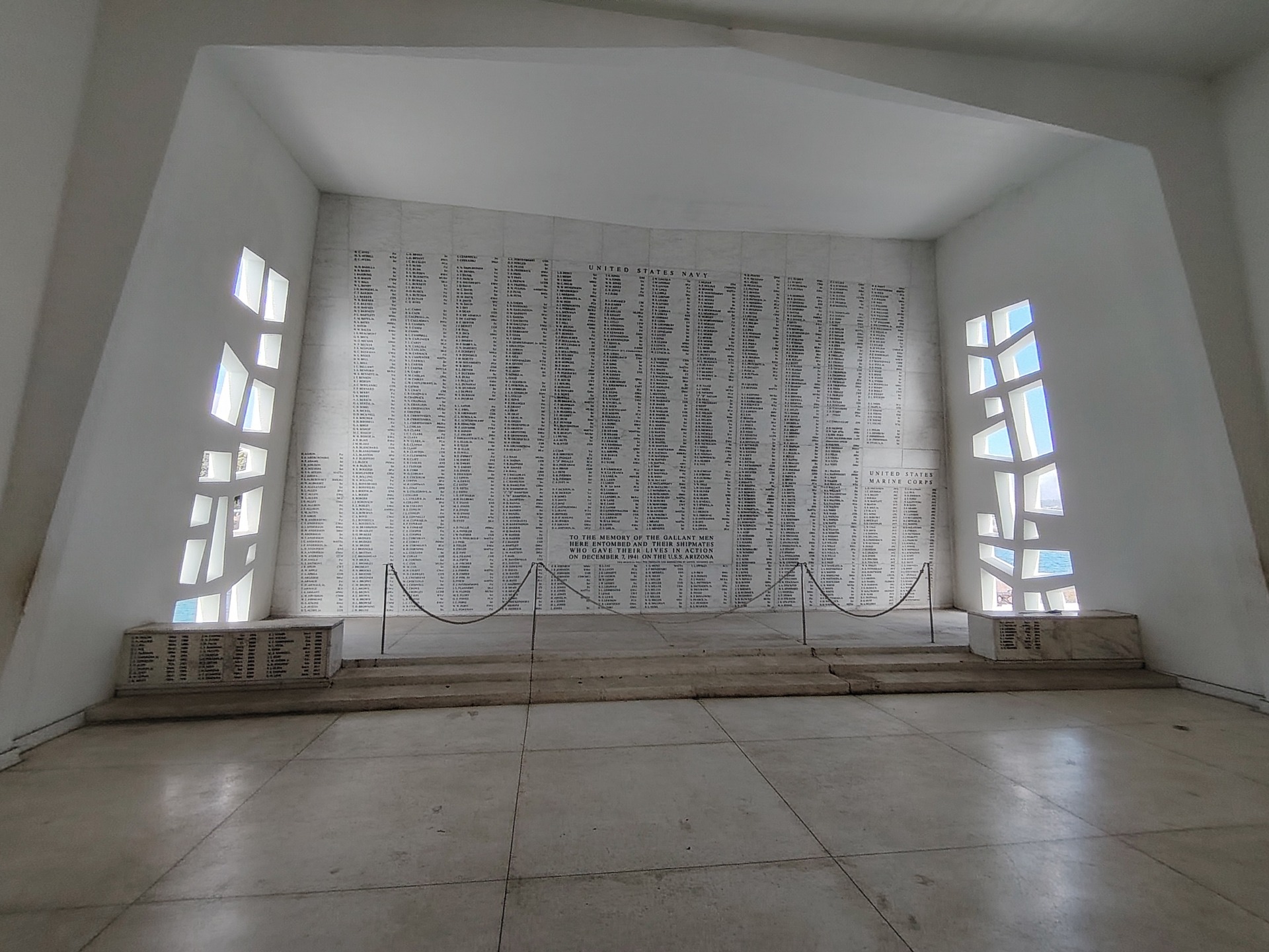 stěna se jmény vojáků, kteří tu jsou pohřbení